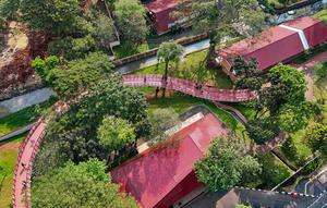 Foto udara memperlihatkan suasana Taman Bendera Pusaka, Kebayoran Baru, Jakarta, Rabu (1/4/2026). Kehadiran Taman Bendera Pusaka di Kebayoran Baru menambah ruang terbuka hijau yang dapat dinikmati warga Jakarta untuk beraktivitas, berolahraga, dan bersantai di tengah padatnya kawasan perkotaan. (merdeka.com/Arie Basuki)
