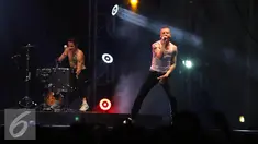 Penampilan Macklemore & Ryan Lewis di We The Fest (WTF) 2016, Senayan, Jakarta, Sabtu (13/8). Ribuan penonton tampak antusias menyaksikan penampilan grup asal Amerika itu. (Liputan6.com/Herman Zakharia)