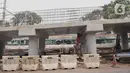 Pekerja menyelesaikan pembangunan Flyover Lenteng Agung, Jakarta, Rabu (26/2/2020). Proyek jalan layang putar arah tersebut diharapkan mampu mengurai kemacetan akibat perlintasan sebidang di kawasan tersebut. (merdeka.com/Iqbal Nugroho)