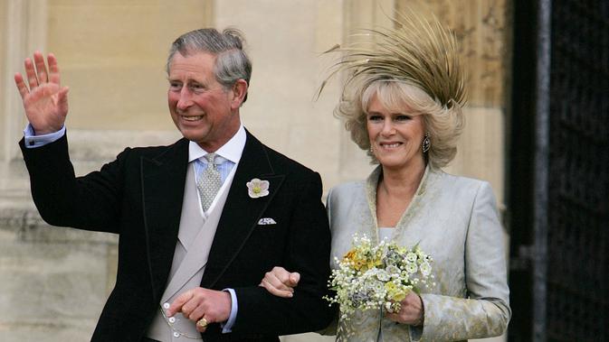 Pangeran Charles dan Camilla di Kapel St George di Windsor, Inggris, mengikuti pemberkatan gereja di upacara pernikahan sipil mereka, 9 April 2005. (ALASTAIR GRANT / POOL / AFP)