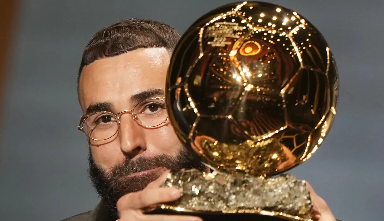 Dua klub raksasa Spanyol, Real Madrid dan Barcelona menjadi dua klub tersukses dalam perburuan gelar Ballon d'Or yang telah dimulai sejak tahun 1956. Real Madrid kini mulai menjauhi Barcelona usai Karim Benzema menjadi pemain ke-8 Los Blancos yang meraih gelar Ballon d'Or edisi terbaru pada 2022. Sementara Barcelona baru mengoleksi Ballon d'Or lewat 6 pemainnya. Berikut daftar lengkap 8 pemain Real Madrid yang telah mengoleksi gelar Ballon d'Or. (AP/Francois Mori)