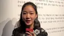 <p>Kim Go Eun mengenakan sweater yang dipadukan dengan rok latex selutut serta boots berwarna hitam. Dia sempat melakukan sesi interview dengan media Elle Korea. (Foto: Instagram/ @ellekorea)</p>