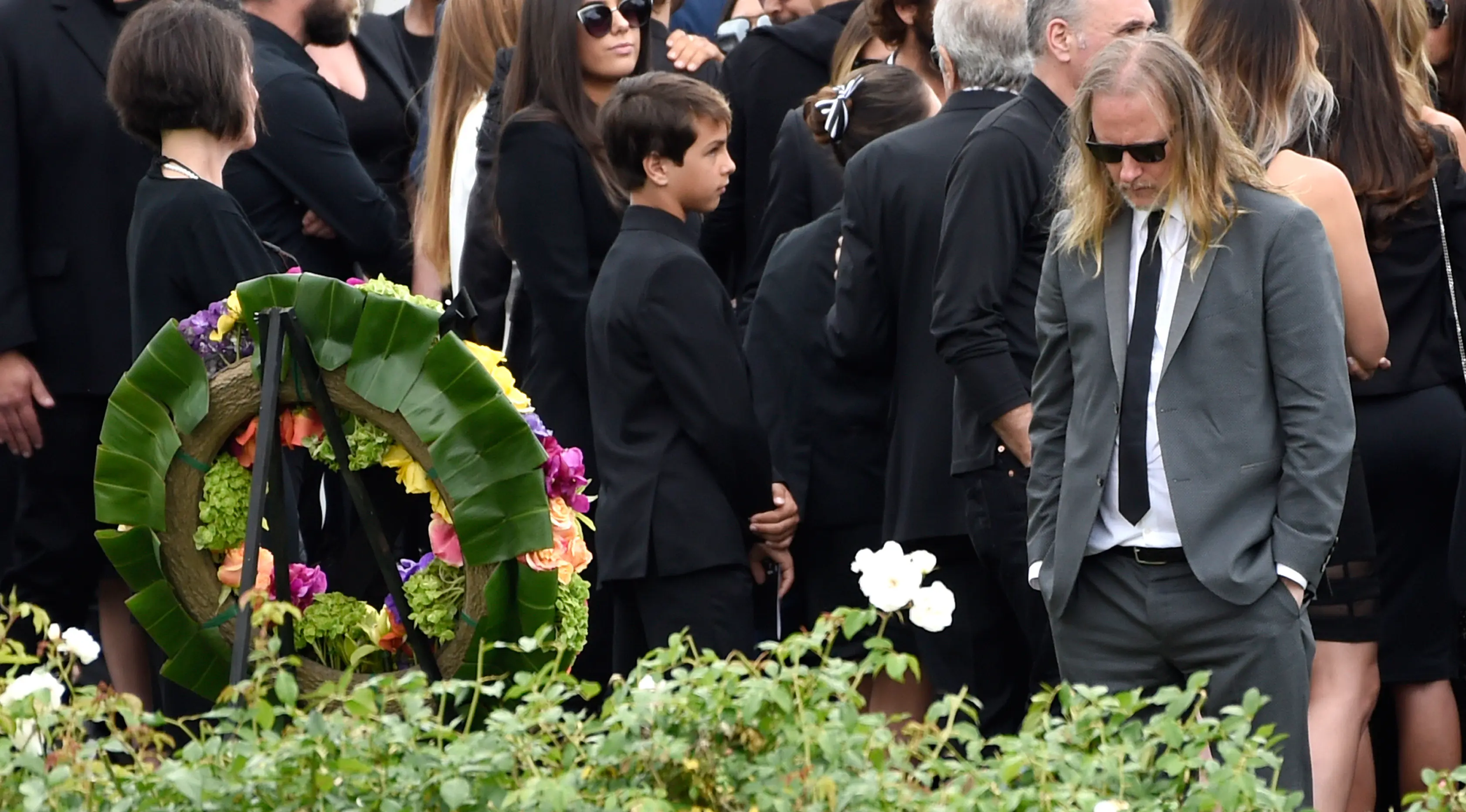 Jerry Cantrell menghadiri upacara pemakaman Chris Cornell di Hollywood Forever Cemetery di Los Angeles, AS (26/5). (Photo by Chris Pizzello/Invision/AP)