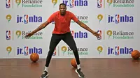 Pemain Golden State Warriors, Kevin Durant  memberi pelatihan basket kepada pemain muda di Greater Noida, dekat New Delhi, 28 Juli 2017. Durant menjadi bintang NBA pertama yang mengunjungi India untuk melakukan kegiatan amal. (AP/Altaf Qadri)