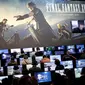 Para pengunjung saat unjuk kebolehan memainkan video game 'Final Fantasy XV' terbitan Square Enix saat acara Paris Games Week di Paris, Prancis (26/10). Paris Games Week diselenggarkan pada 27–31 October. (REUTERS/Benoit Tessier)