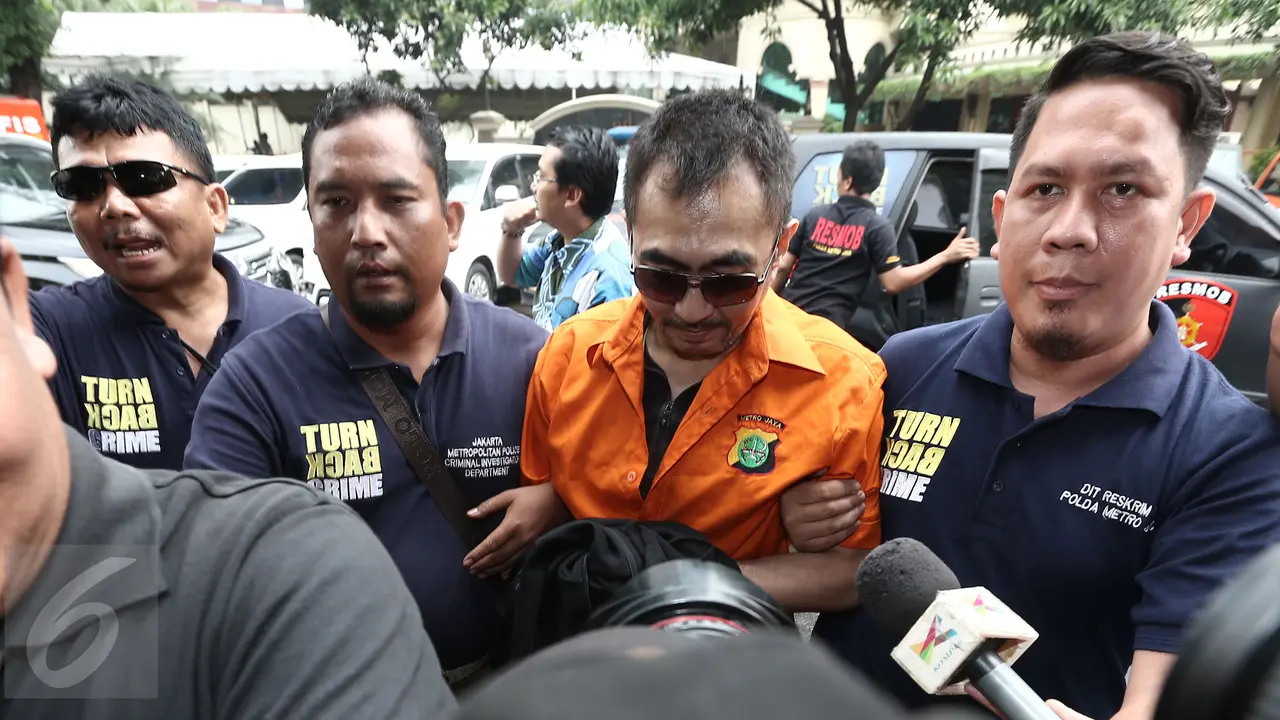 20161021-Gatot Brajamusti Dibawa ke Polda Metro-Jakarta