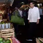 Presiden Joko Widodo (Jokowi) blusukan ke Pasar Bogor yang berlokasi di Jalan Roda, Kota Bogor, Selasa (30/10) malam. Presiden ingin mengetahui langsung dan memastikan harga-harga bahan pokok di pasar stabil. (Liputan6.com/HO/Biro Pers Setpres)
