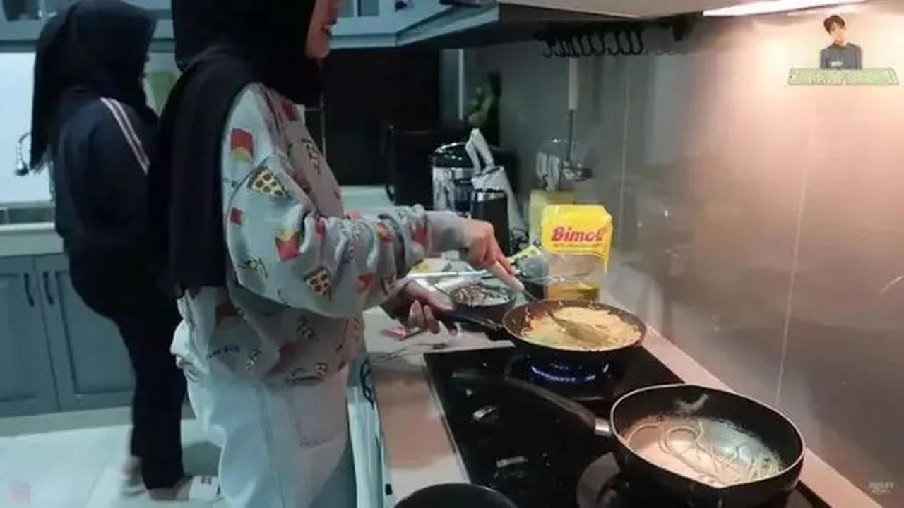 Potret Dapur Rumah Putri Delina, Desain American Classic dengan Sentuhan Tosca