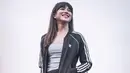 Lewat Instagramnya, Dita kerap kali tampil sporty. Misalnya saja mengenakan tracksuit hitam dari brand Adidas. Dengan inner tan top. Dok Instagram @fakhranaaa