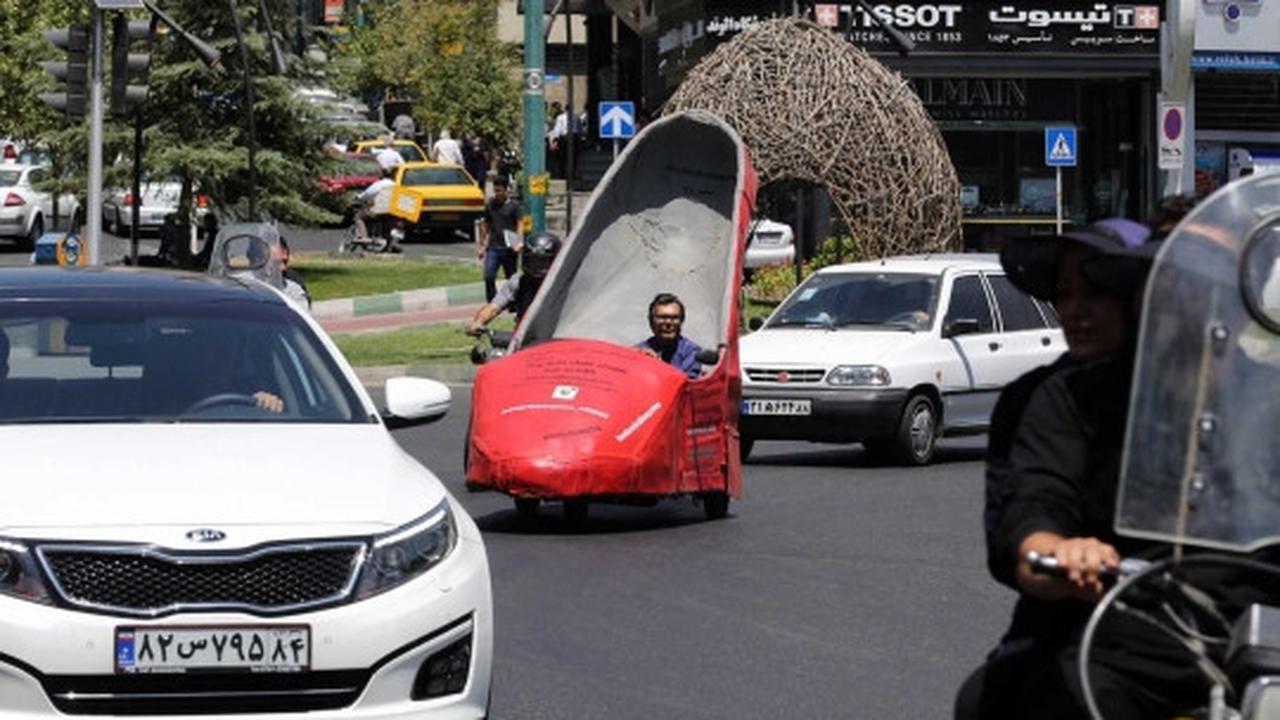 Uniknya mobil sepatu milik tukang semir jalanan di Iran