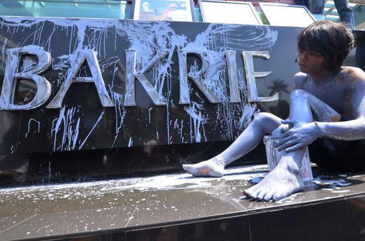 Demonstran lumuri lumpur di logo Bakrie