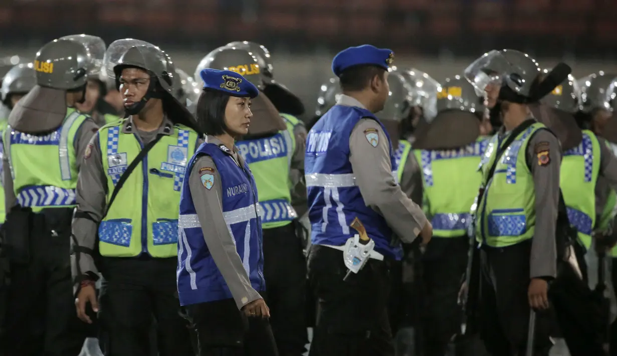 Polwan (Polisi Wanita) ikut dalam pengamanan Stadion Si Jalak Harupat dan juga pengamanan parade juara Piala Presiden 2015 di Kota Bandung, Minggu (25/10/2015). (Bola.com / Nicklas Hanoatubun)