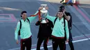 Pemain sepak bola Portugal Cristiano Ronaldo dan Pepe berpose sambil menunjukan trofi Euro 2016 saat mereka berada di bandara Medeira, Portugal (27/3). (AP Photo/Armando Franca)