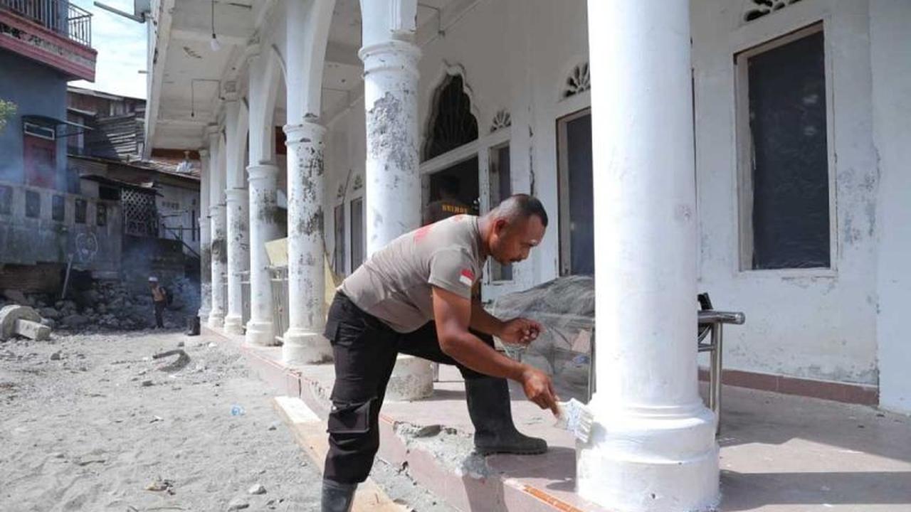 Polri Bersihkan Meunasah Terdampak Bencana di Bener Meriah Sambut Ramadhan