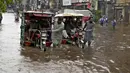 Selain itu, hujan deras mengakibatkan pemadaman listrik karena beberapa pengumpan Perusahaan Pemasok Listrik Lahore (Lesco) tersandung, mengganggu pasokan listrik. (AP Photo/K.M. Chaudary)