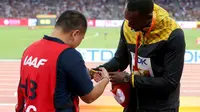 Juru kamera penabrak Bolt memberikan hadiah khusus sebagai permintaan maaf. 