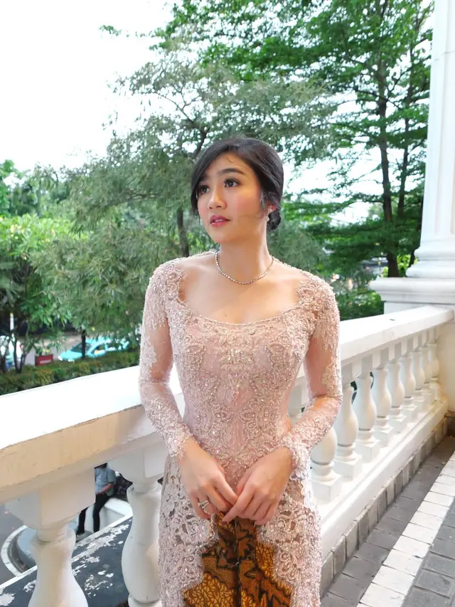 Gaya Febby Rastanty dengan Kebaya Brokat Dusty Pink (Instagram febbyrastanty)