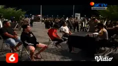 Aparat gabungan TNI-Polri dan Satuan Polisi Pamong Praja (Satpol PP) melakukan razia pendisiplinan penggunaan masker di wilayah Pantai Boom dan sekitarnya, Kegiatan ini dilakukan sebagai upaya membawa Banyuwangi dari zona merah kembali menuju ke zona...