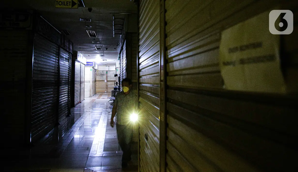 Petugas mengecek kondisi tenant tutup di Mall PGC Cililitan, Jakarta, Selasa (27/7/2021). Menurut keterangan pedagang, pemerintah harus memberikan perhatian kepada para pedagang dan pelaku UMKM di mal dan pusat perbelanjaan seiring diperpanjangnya PPKM Level 4. (Liputan6.com/Faizal Fanani)
