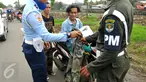 Sejumlah aparat TNI dan Polri melakukan razia gabungan di Jl. Pesing Raya, Jakarta Barat, Kamis, (11/2/2016). Razia ini yang dilakukan untuk menertibkan aksesoris berlambangkan TNI dan Polri. (Liputan6.com/Faisal R Syam)