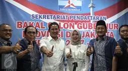 Balon Gubernur DKI Jakarta Sandiaga Uno (ketiga kiri) mengacungkan Jempol bersama pejabat terkait lainnya, DPD Demokrat, Jakarta, (22/4). Kedatangan Sandiaga Uno untuk menyerahkan formulir pendaftaran Balongub DKI 2017-2022. (Liputan6.com/Faizal fanani)