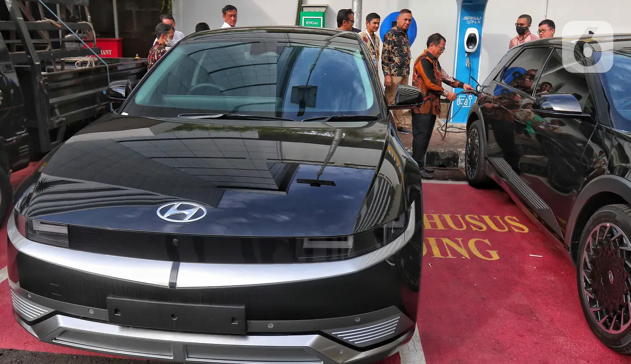 Sekjen DPR Indra Iskandar melakukan pengecekan mobil listrik merek 'Hyundai Ioniq 5' di halaman Kompleks DPR RI, Jakarta, Jumat (30/9/2022). Sebanyak 55 unit mobil tersebut akan digunakan para delegasi kegiatan 8th G20 Parliamentary Speakers’ Summit (Parliamentary20/ P20) pada 5-7 Oktober 2022 mendatang. (Liputan6.com/Angga Yuniar)