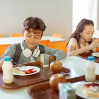 Program makan siang dan susu gratis (Foto: Freepik.com)
