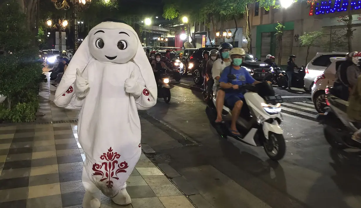 La'eeb sang maskot Piala Dunia 2022 Qatar juga menjadi perhatian para pengendara yang melintas di sekitar Taman Bungkul. (Procomm Surya Citra Media)