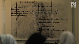 Pengunjung melintasi replika Naskah Proklamasi di Museum Perumusan Naskah Proklamasi, Jakarta, Minggu (18/8/2019). Museum ini  menjadi tempat perumusan naskah Proklamasi Kemerdekaan RI. (merdeka.com/Iqbal S. Nugroho)