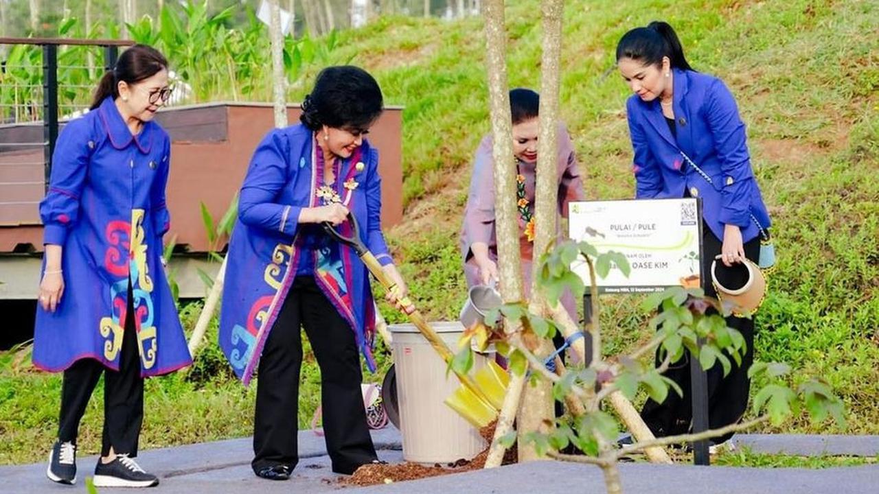 Annisa Pohan bersama ibu-ibu lainnya menanam pohon, dan terlihat sangat menikmati kegiatan tersebut. Netizen pun memberikan pujian atas partisipasinya.<br><br>
