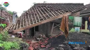 Gempa 6,9 Skala Richter (SR) yang mengguncang Pulau Jawa membuat ambruk rumah milik Aan warga Awiluar, Kecamatan Kawalu, Kota Tasikmalaya.