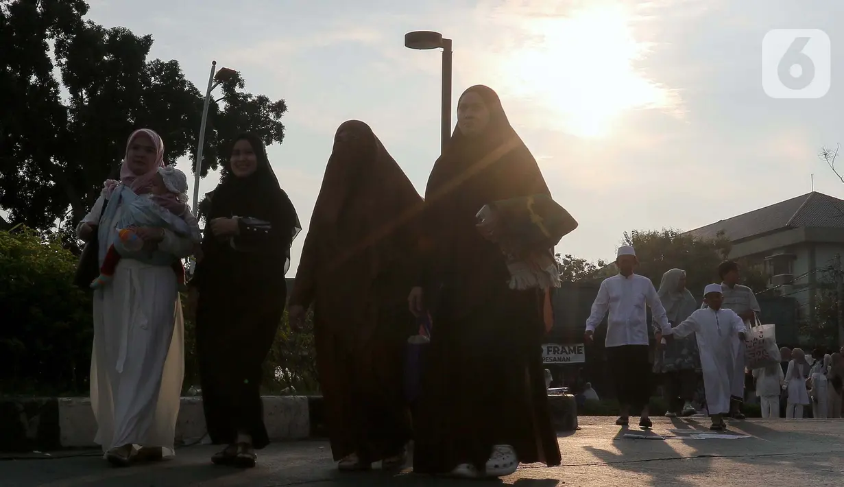 Menjelang matahari terbit, ribuan umat Muslim mulai berdatangan dan memadati jalan Jatinegara Raya atau tepatnya di kawasan depan Gereja Koinonia, Jatinegara, Jakarta Timur untuk melaksanakan salat Idul Adha 1446 Hijriah. (Liputan6.com/Herman Zakharia)