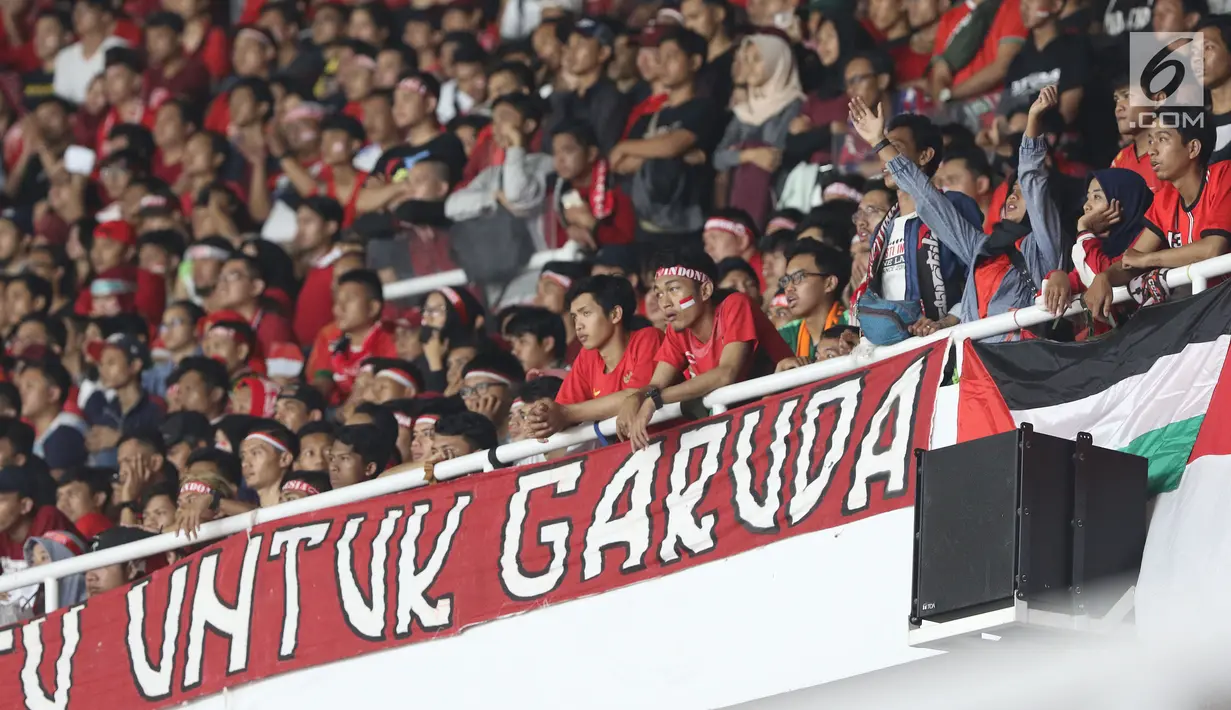 Ekspresi kekecewaan suporter saat menyaksikan laga Timnas Indonesia U-19 melawan Jepang U-19 pada perempat final Piala AFC U-19 2018 di Stadion GBK, Jakarta, Minggu (28/10). Indonesia kalah 0-2. (Liputan6.com/Helmi Fithriansyah)