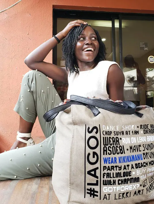 Sekolah itu berisikan 700 anak laki-laki dan sangat sedikit anak perempuan. Lalu, ada peraturan yang melarang para perempuan memakai makeup. (instagram/lupitanyongo)