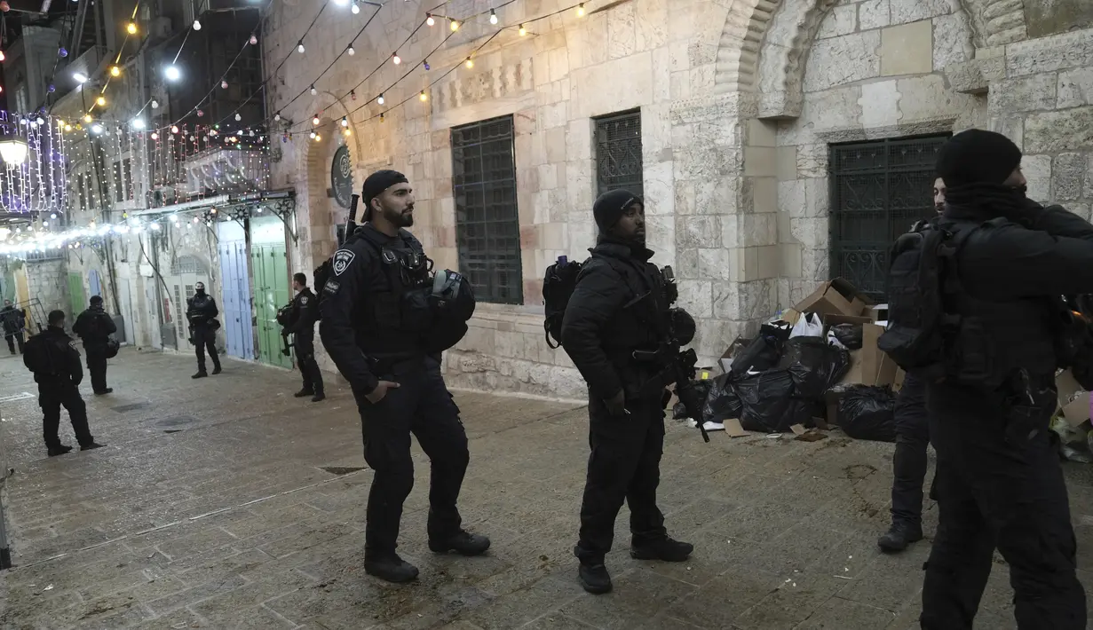 Insiden  terjadi hanya beberapa jam setelah ribuan warga Palestina memadati Kompleks Masjid Al-Aqsa untuk menjalani Sholat Jumat di bulan Ramadhan. (AP Photo/ Mahmoud Illean)