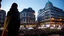 Seorang pria saat ikut berkumpul di Place de la Bourse untuk berdoa bersama, Brussels, Belgia, 25 Maret 2016. Suasana haru menyelimuti kawasan tersebut saat ribuan orang berdoa bersama. (REUTERS / Christian Hartmann )