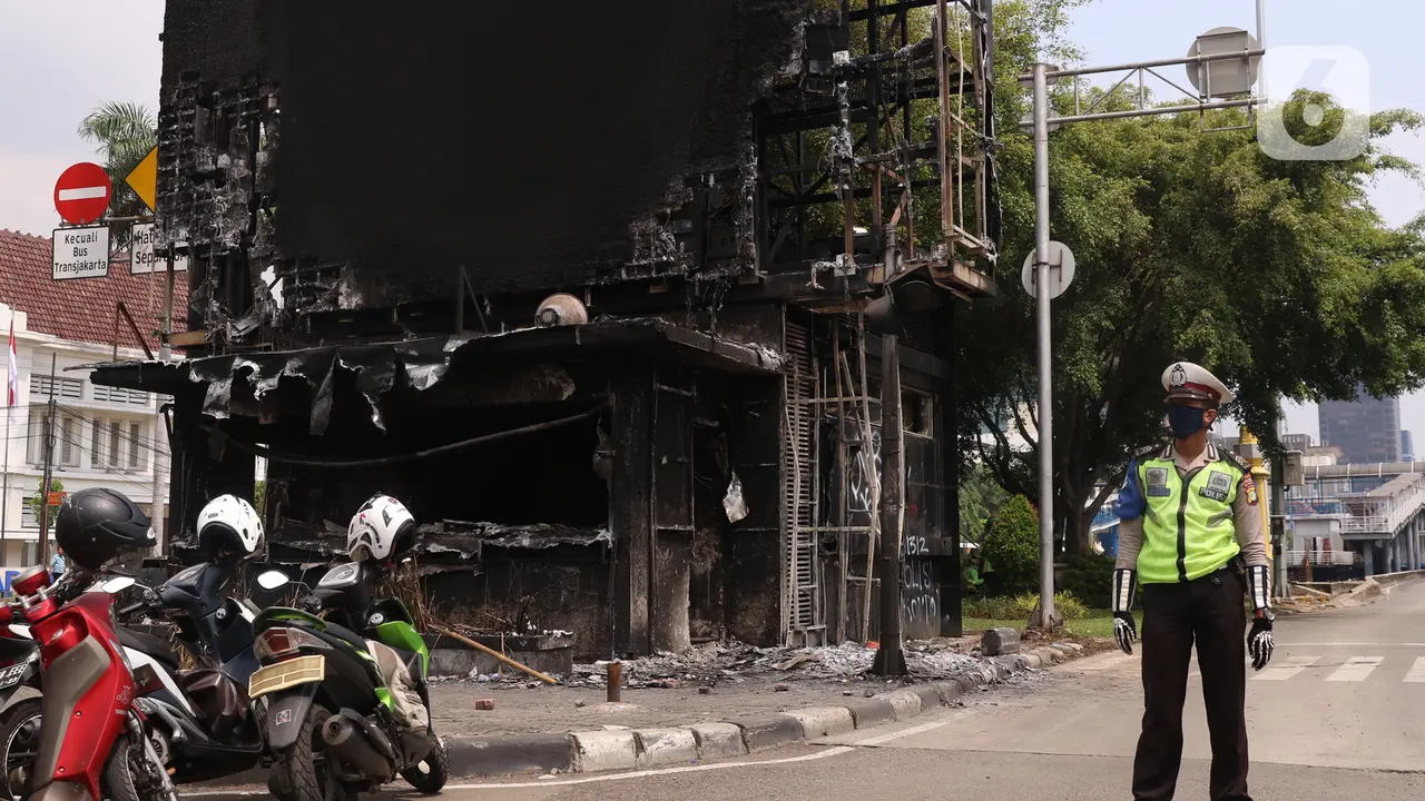 Pos polisi harmoni yang dibakar