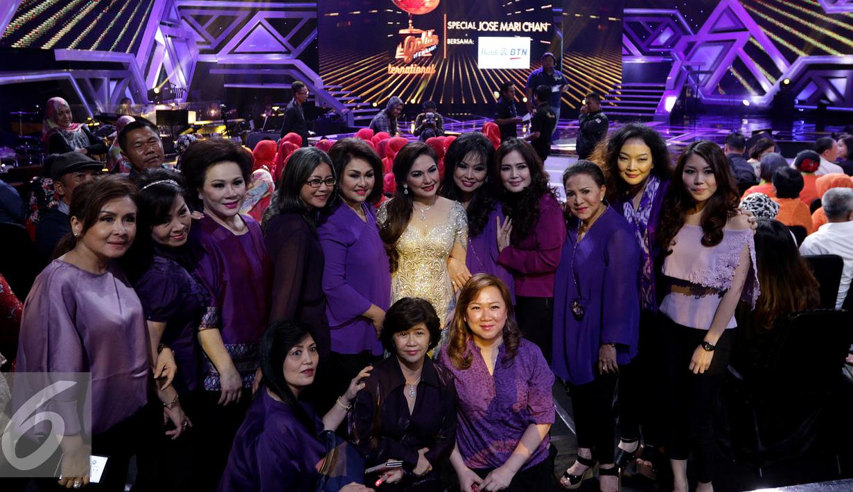 Nia Daniaty saat foto bersama penonton di acara Golden Memories di Studio 5 Indosiar, Jakarta, Jumat (13/01). Golden Memories adalah program musik yang menyuguhkan lagu-lagu lawas yang baru digelar Indosiar di tahun 2016 lalu. (Liputan6.com/JohanTallo)