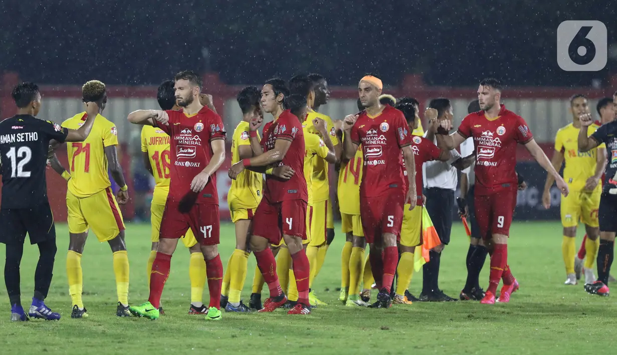 Pemain Bhayangkara FC dan Persija melakukan salam siku usai melakoni lanjutan Shopee Liga 1 Indonesia di Stadion PTIK, Jakarta, Sabtu (14/3/2020). Laga kedua tim berakhir imbang 2-2. (Liputan6.com/Helmi Fithriansyah)