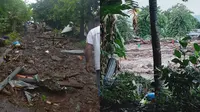 Banjir bandang di Flores Timur, Minggu (4/4/2021). (dok BNPB)