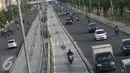 Pengendara sepeda motor menerobos jalur Transjakarta di Jalan Gunung Sahari, Jakarta, Rabu (13/7). Tidak adanya palang pintu membuat sejumlah oknum pemotor nekat menerobos jalur tersebut. (Liputan6.com/Immanuel Antonius)