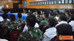 Citizen6, Biak: Komandan Guskamlatim memberikan amanat saat pelaksanaan Jam Komandan yang dihadiri oleh seluruh prajurit dan PNS Guskamlatim di Ruang Rapat Mako Guskamlatim pada, Kamis (21/6). (Pengirim: Penarmatim)