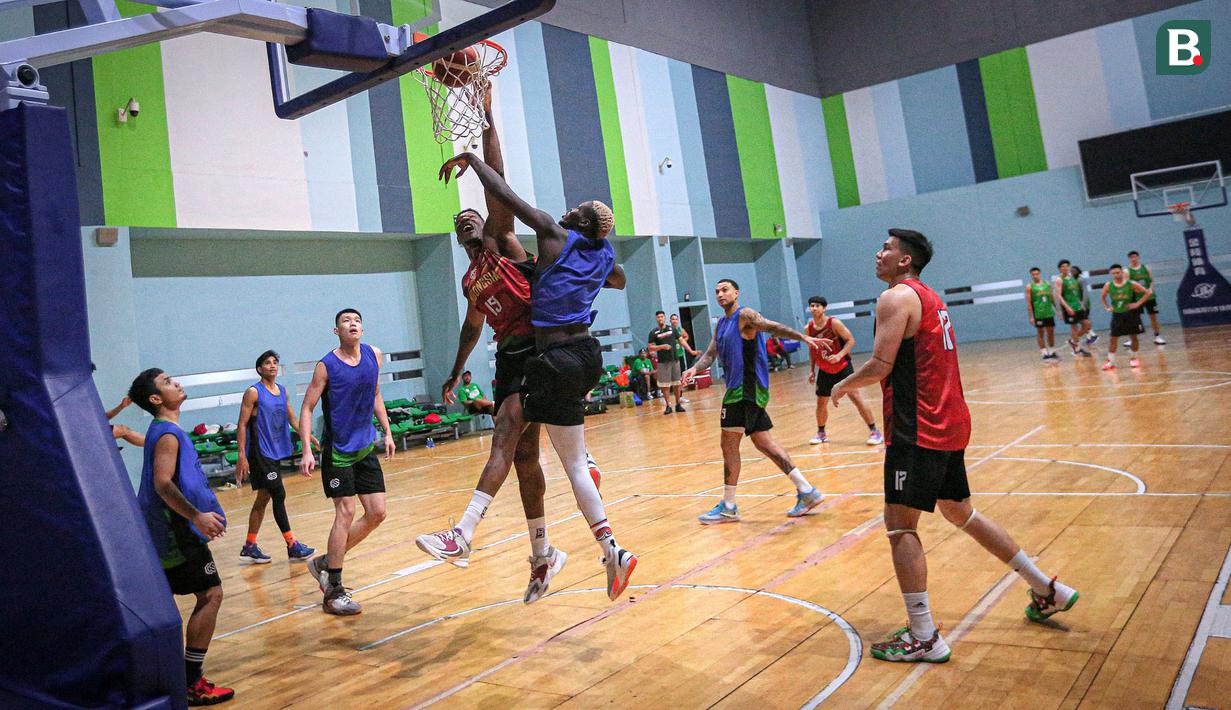 Pemain Timnas Basket Indonesia, Lester Prosper (tengah kiri) berebut bola dengan Dame Diagne saat pemusatan latihan Timnas Basket Indonesia untuk SEA Games 2023 Kamboja di GBK Arena, Senayan, Jakarta, Rabu (03/05/2023). (Bagaskara Lazuardi)