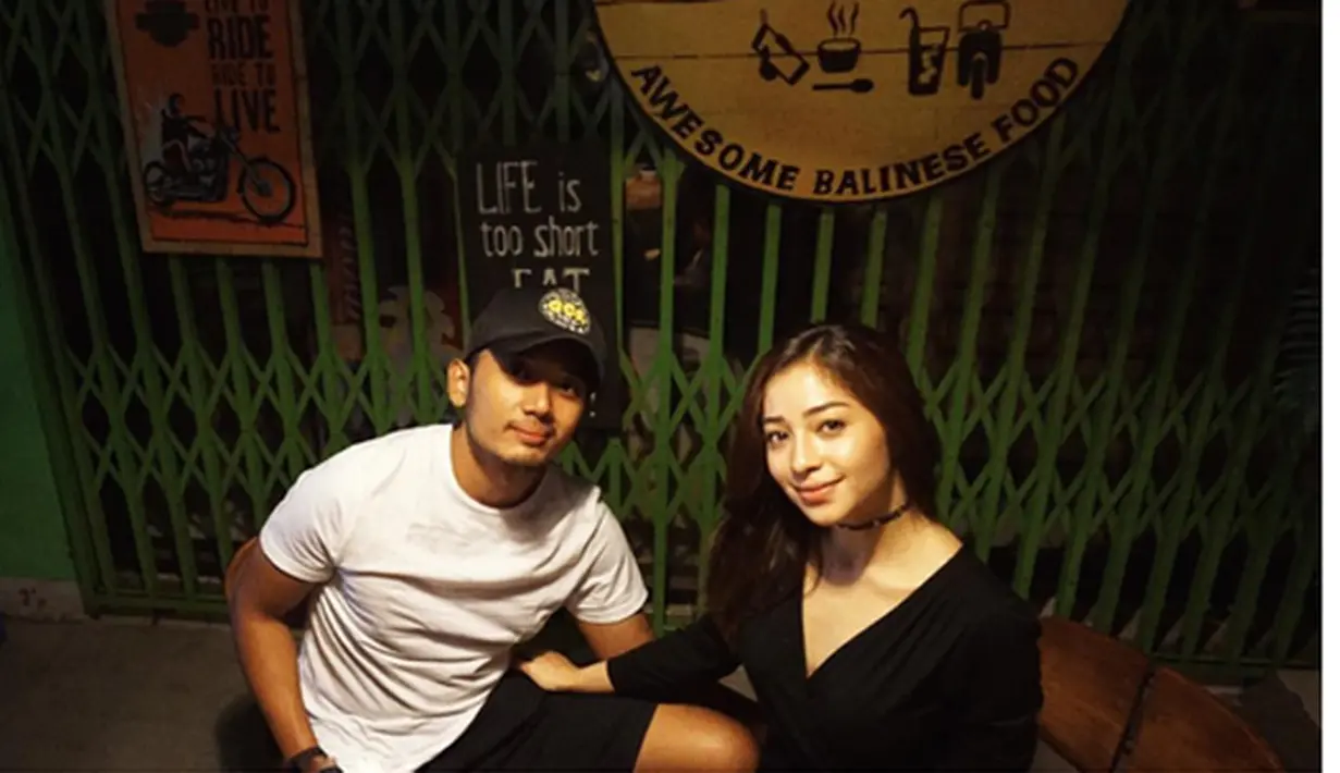 "Iya udah kenal. Tapi semua orang juga kenal, siapa sih yang enggak kenal keluarganya Tutde, siapa yang enggak kenal sih (restoran) Bebek Tepi Sawah," kata Yora, ibunda Nikita Willy kepada wartawan, Senin (11/4/2016). (Instagram/@tutde)