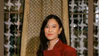 Dian Sastrowardoyo Bikin Beskap Makin Edgy, Dipadukan Ripped Jeans dan Tas Hermes