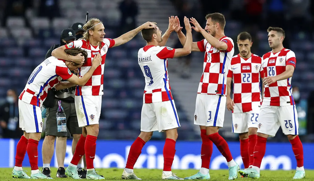 Para pemain Kroasia melakukan selebrasi usai memenangkan laga Grup D Euro 2020 melawan Skotlandia pada pertandingan Grup D Euro 2020 di Stadion Hampden Park, Glasgow, Selasa (22/6/2021). Kroasia menang 3-1. (Robert Perry/Pool via AP)