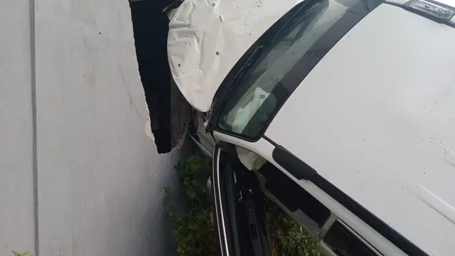 Penampakan Mobil Toyota Rush yang Menabrak Gedung Kantor Persatuan Perawat Nasional Indonesia (PPNI) Kabupaten Blora (Liputan6.com/Ahmad Adirin)