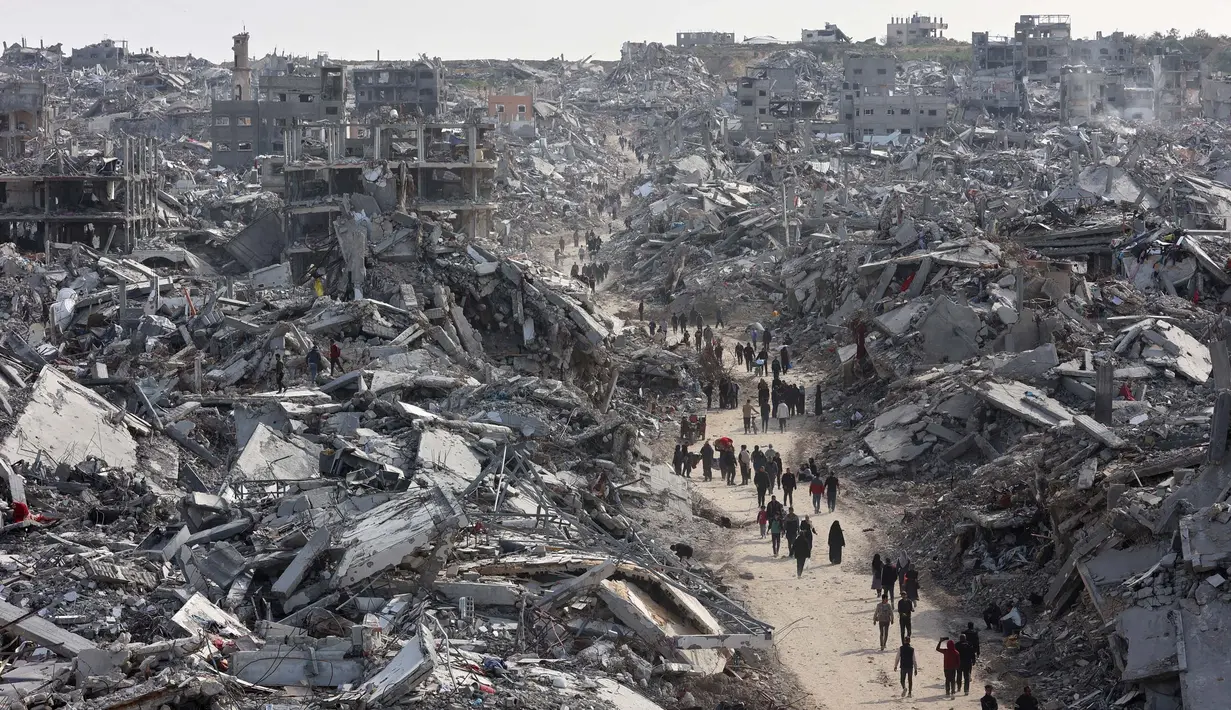 Foto udara menunjukkan para pengungsi Palestina yang kembali ke kamp pengungsi Jabalia yang hancur akibat perang di Jalur Gaza utara pada 19 Januari 2025. (Omar AL-QATTAA/AFP)