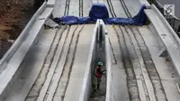 Pekerja menyelesaikan pembangunan proyek kereta ringan LRT (Light Rail Transit) Jabodetabek di Tol Jagorawi, Jakarta, Selasa (28/11). (Liputan6.com/Faizal Fanani)
