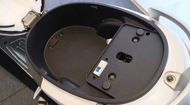 Ruang bagasi Viar Q1 cukup luas. (Herdi/Liputan6.com)